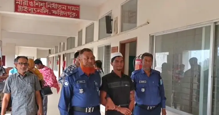 আদালত প্রঙ্গনে আসামি